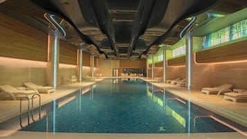 Indoor pool, sun loungers
