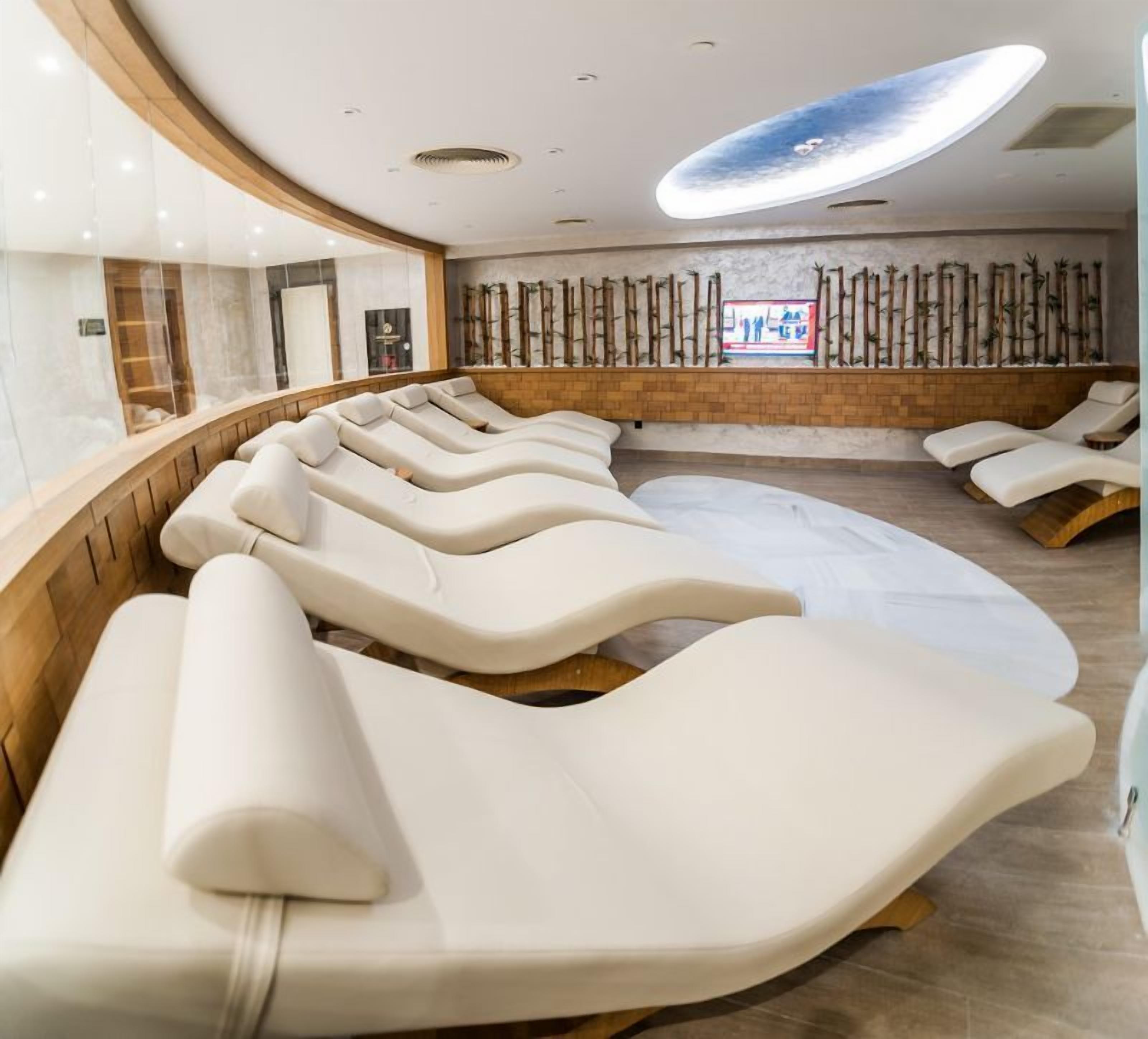 Sauna, hot tub, steam room, Turkish bath/hammam, aromatherapy