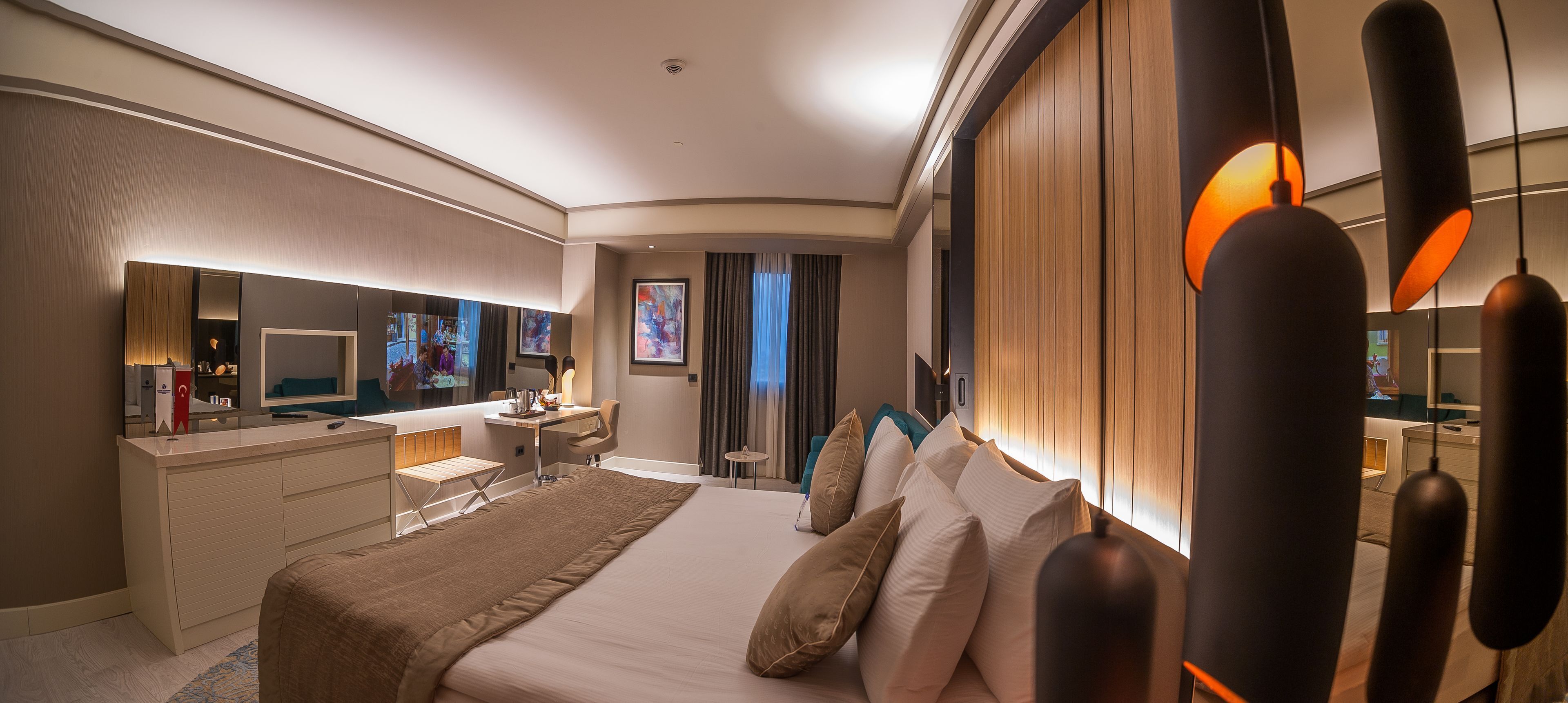 高档床上用品、迷你吧、客房内保险箱、办公桌