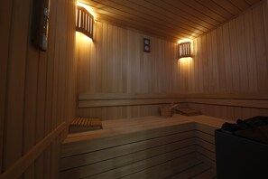 Presidentiële suite | Badkamer | Gratis toiletartikelen, een haardroger, pantoffels, handdoeken