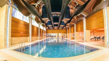 Indoor pool, sun loungers