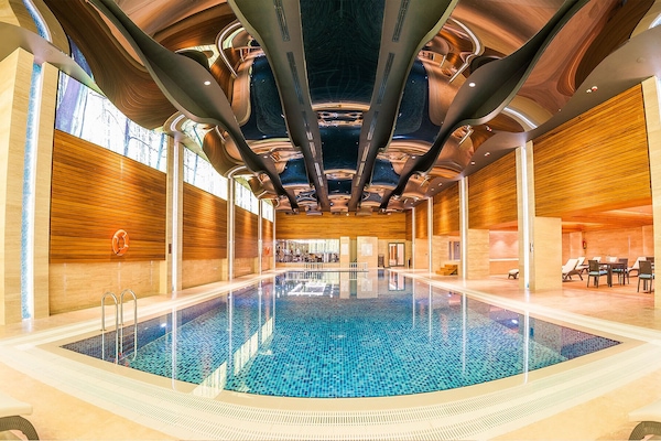Una piscina cubierta, tumbonas