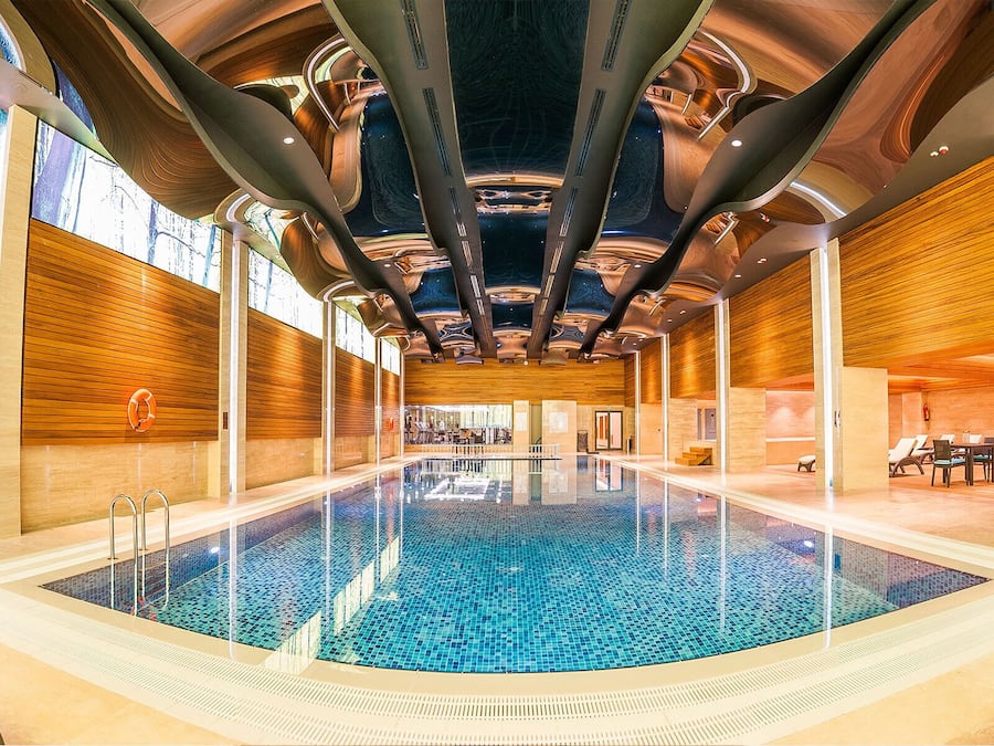 Piscine couverte, chaises longues