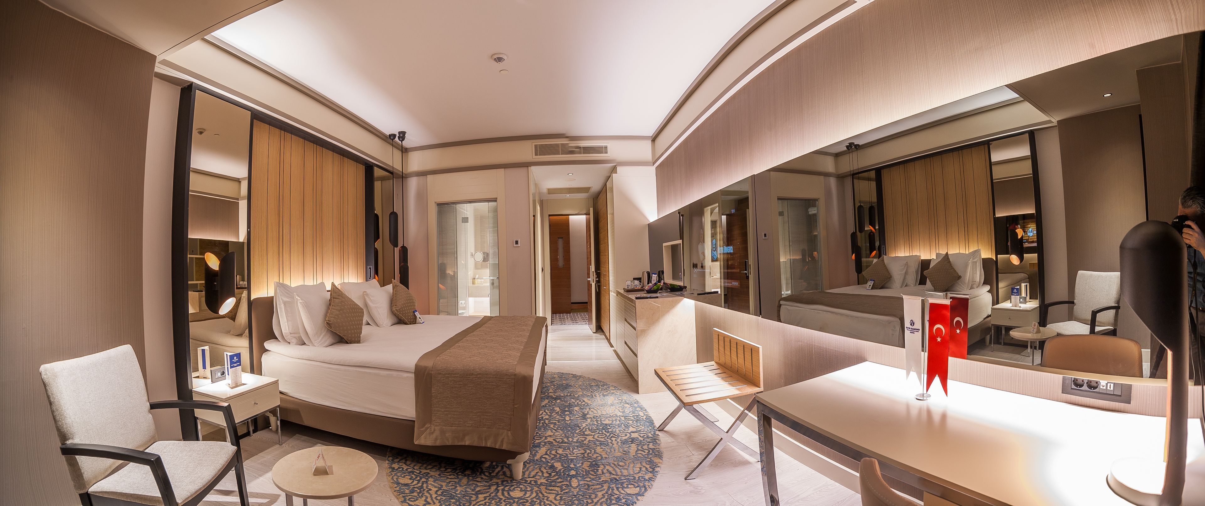 高档床上用品、迷你吧、客房内保险箱、办公桌