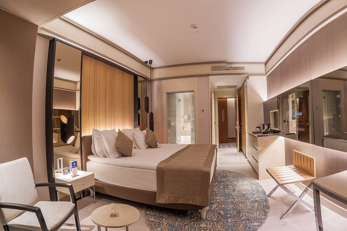 高档床上用品、迷你吧、客房内保险箱、办公桌