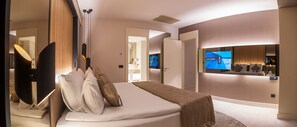 Executive suite, 1 slaapkamer | Luxe beddengoed, een minibar, een kluis op de kamer, een bureau