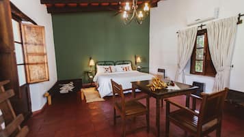 Superior kamer, uitzicht op zwembad | Select Comfort-bedden, individueel gedecoreerd