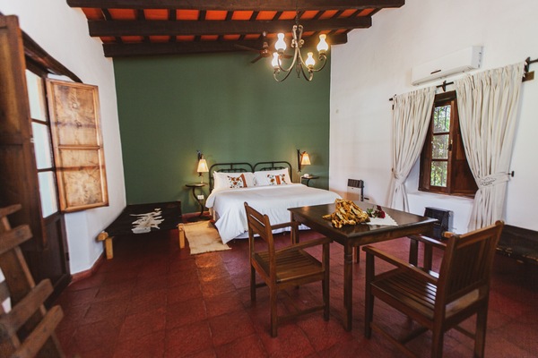 Rom – superior, bassengutsikt | Senger med Select Comfort-madrass og individuelt dekorert