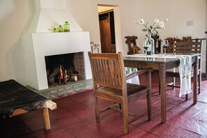 أسرّة سليكت كومفورت وبديكورات فريدة لكل غرفة ومكواة/لوح كي