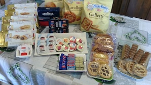 A table with various packaged food items including pasta, snacks, and desserts. - B&B Rosa Dei Venti (Orvieto)