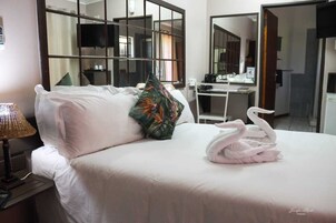 Standard Room | Premium bedding, in-room safe, desk, laptop workspace