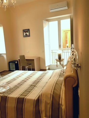 Frigobar, cofres nos quartos, escrivaninha, quartos à prova de som
