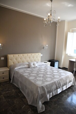 ห้องดับเบิล | มินิบาร์, ตู้นิรภัยในห้องพัก, โต๊ะทำงาน, ห้องเก็บเสียง