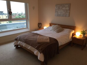 Penthouse, 2 Bedrooms | 2 bedrooms, premium bedding, iron/ironing board, free WiFi - Penthouse Flat Close to Centre (Edinburgh)