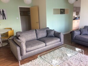 Flat-screen TV - Penthouse Flat Close to Centre (Edinburgh)