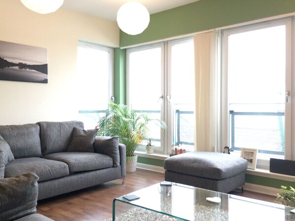 Flat-screen TV - Penthouse Flat Close to Centre (Edinburgh)