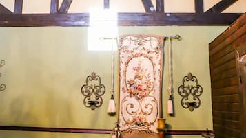 Fyrbäddsrum - utsikt mot bergen | Individuell inredning, unika möbler och strykjärn/strykbräda