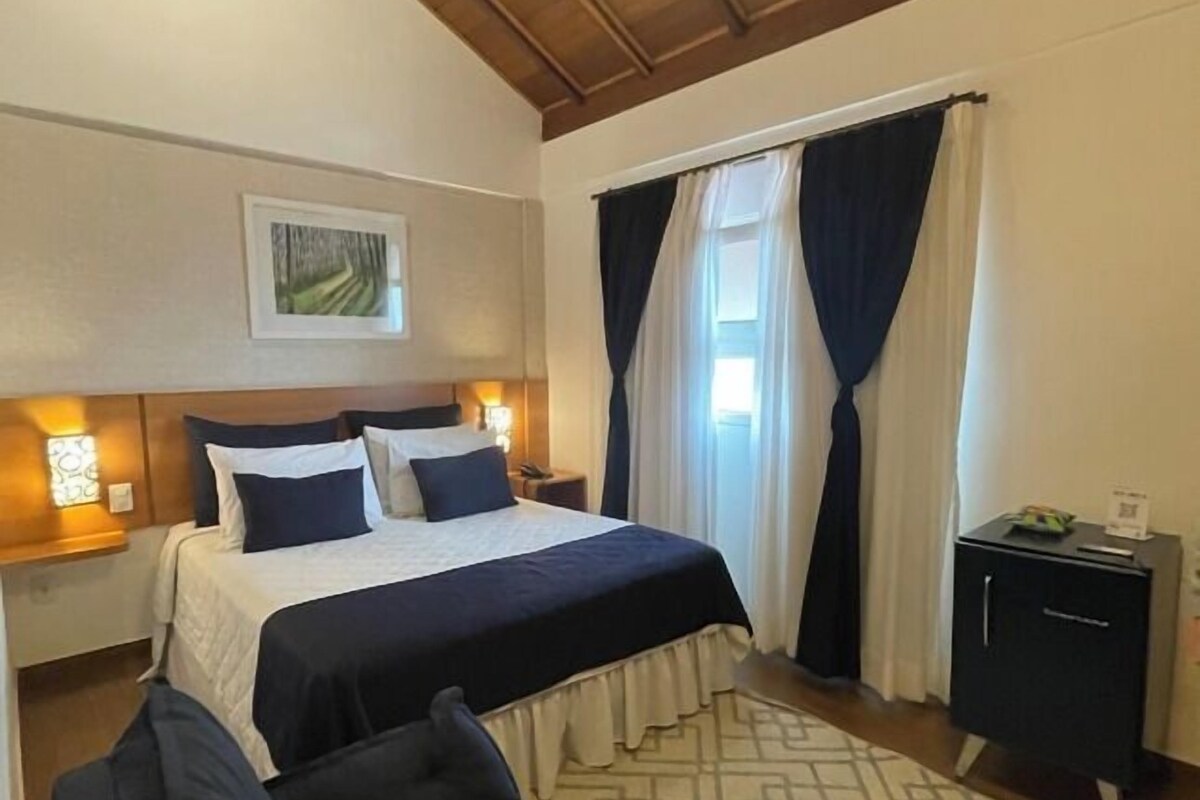 Luxury Double Room, Non Smoking | Meja, langsir/tirai gelap terus, Wi-fi percuma, cadar katil 