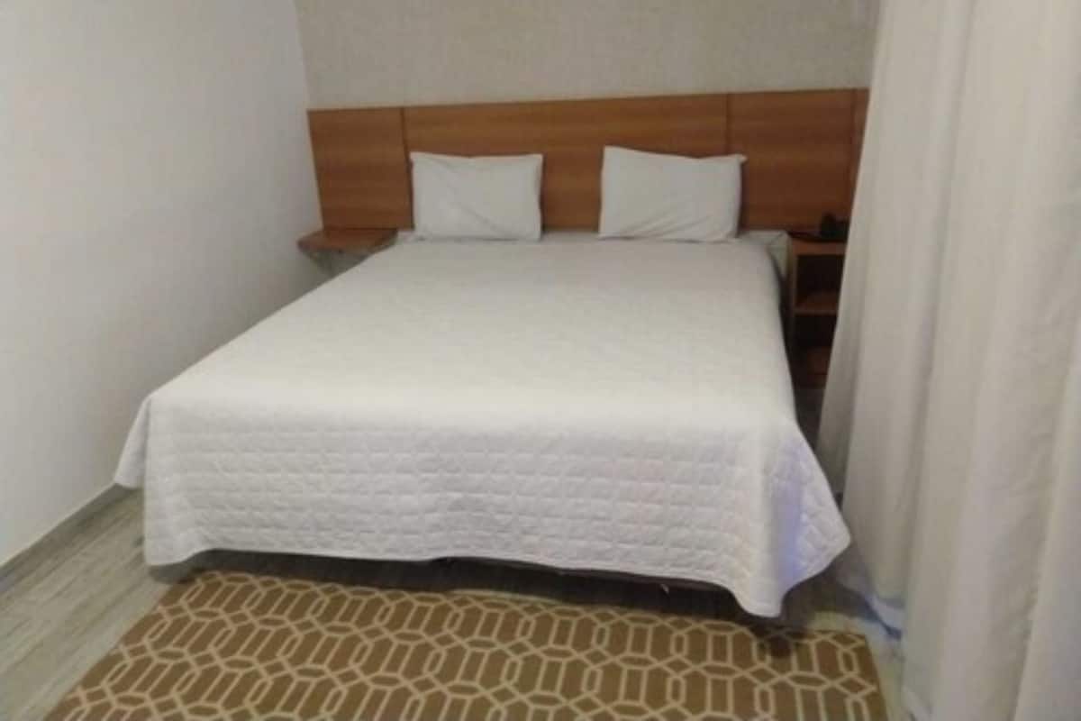 Deluxe Double Room, Non Smoking | Meja, langsir/tirai gelap terus, Wi-fi percuma, cadar katil