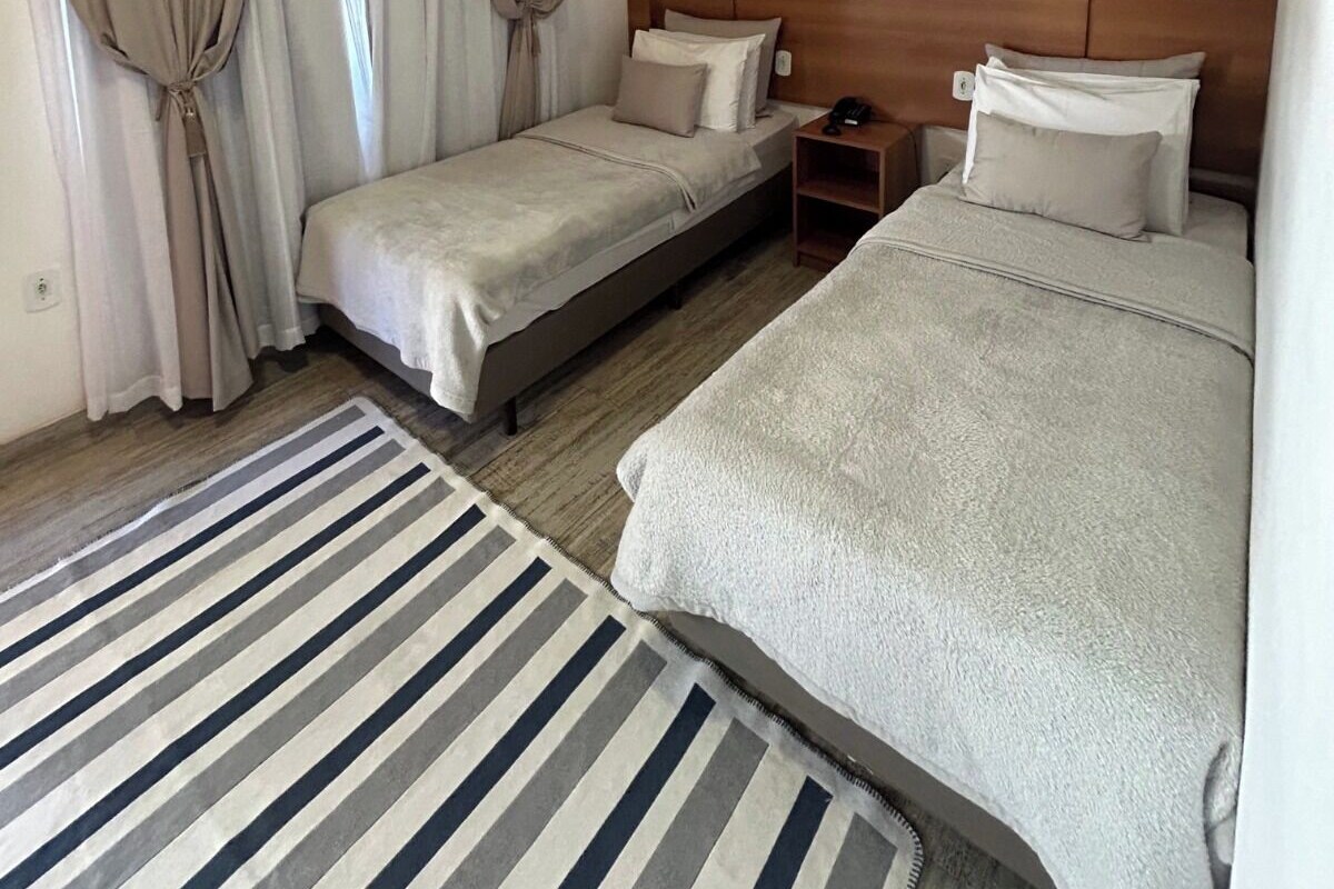 Deluxe Room, Non Smoking | Meja, langsir/tirai gelap terus, Wi-fi percuma, cadar katil 