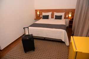 Escritorio, cortinas blackout, wifi gratis y ropa de cama 
