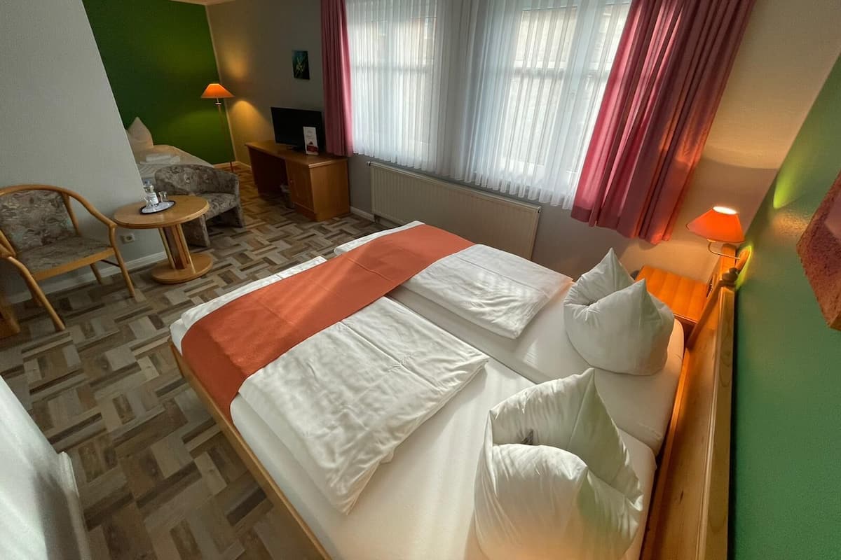 Premium bedding, desk, free WiFi