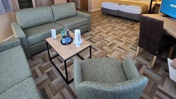 Premium bedding, desk, free WiFi