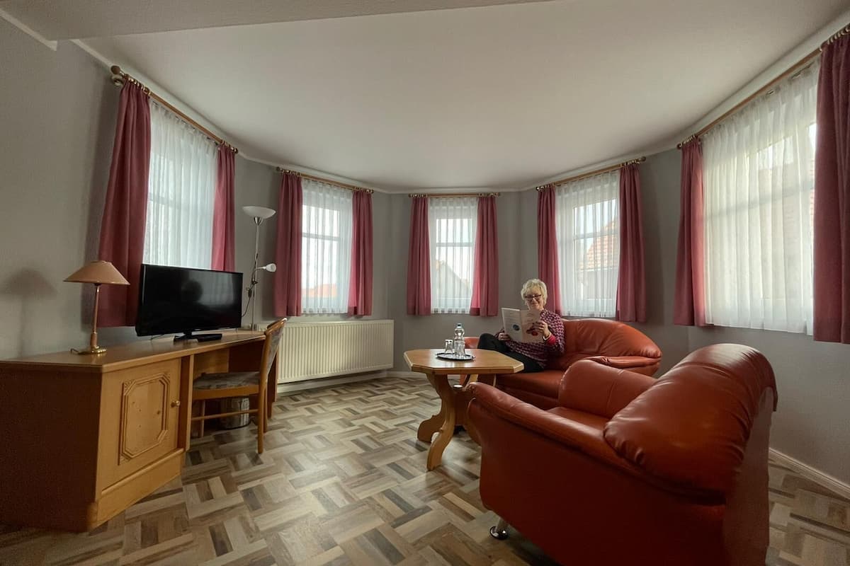 comfort studio, 1 double bed | living area | flat-screen tv