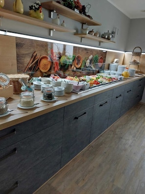 Free daily buffet breakfast