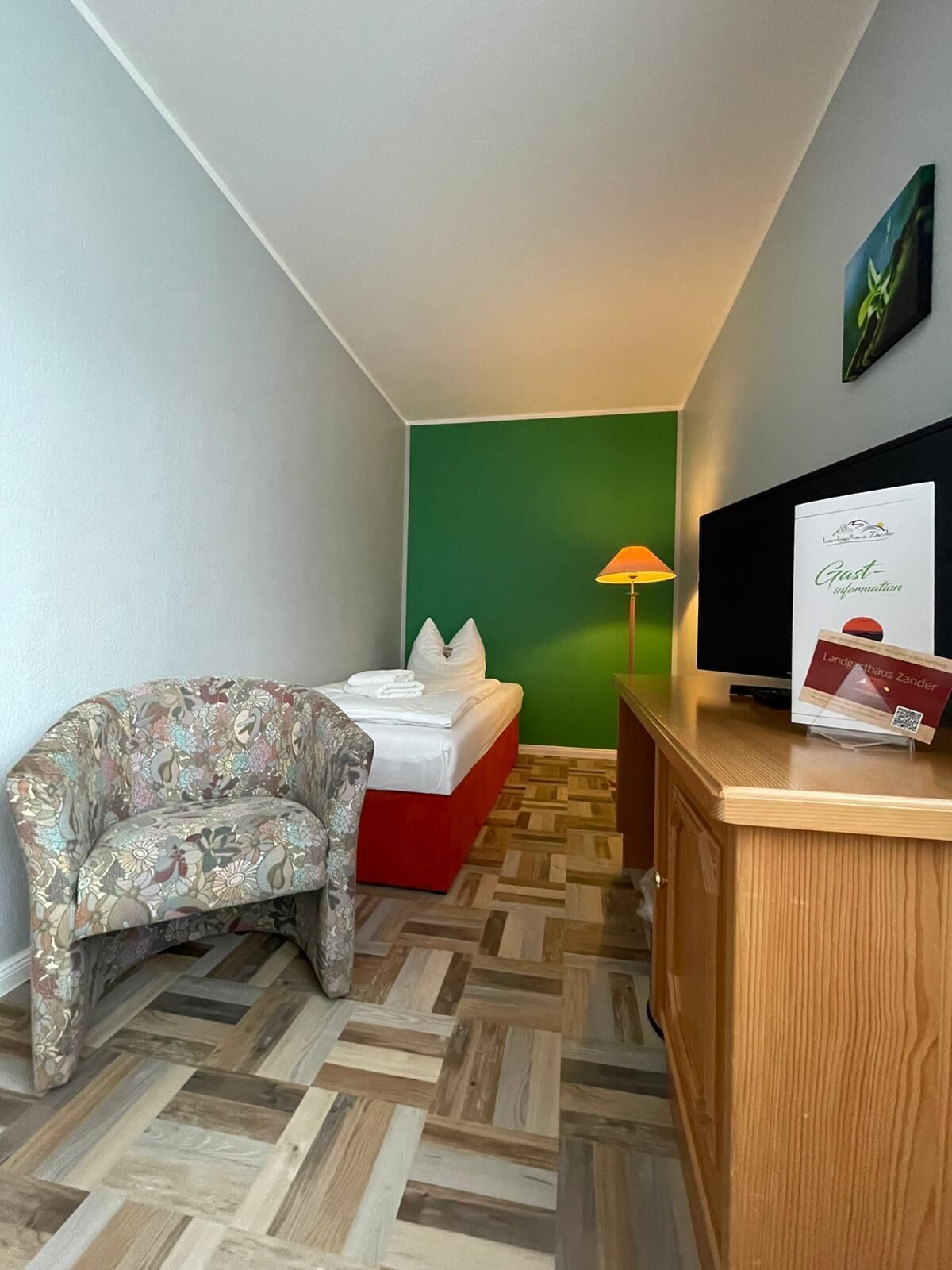 classic twin room | premium bedding, desk, free wifi