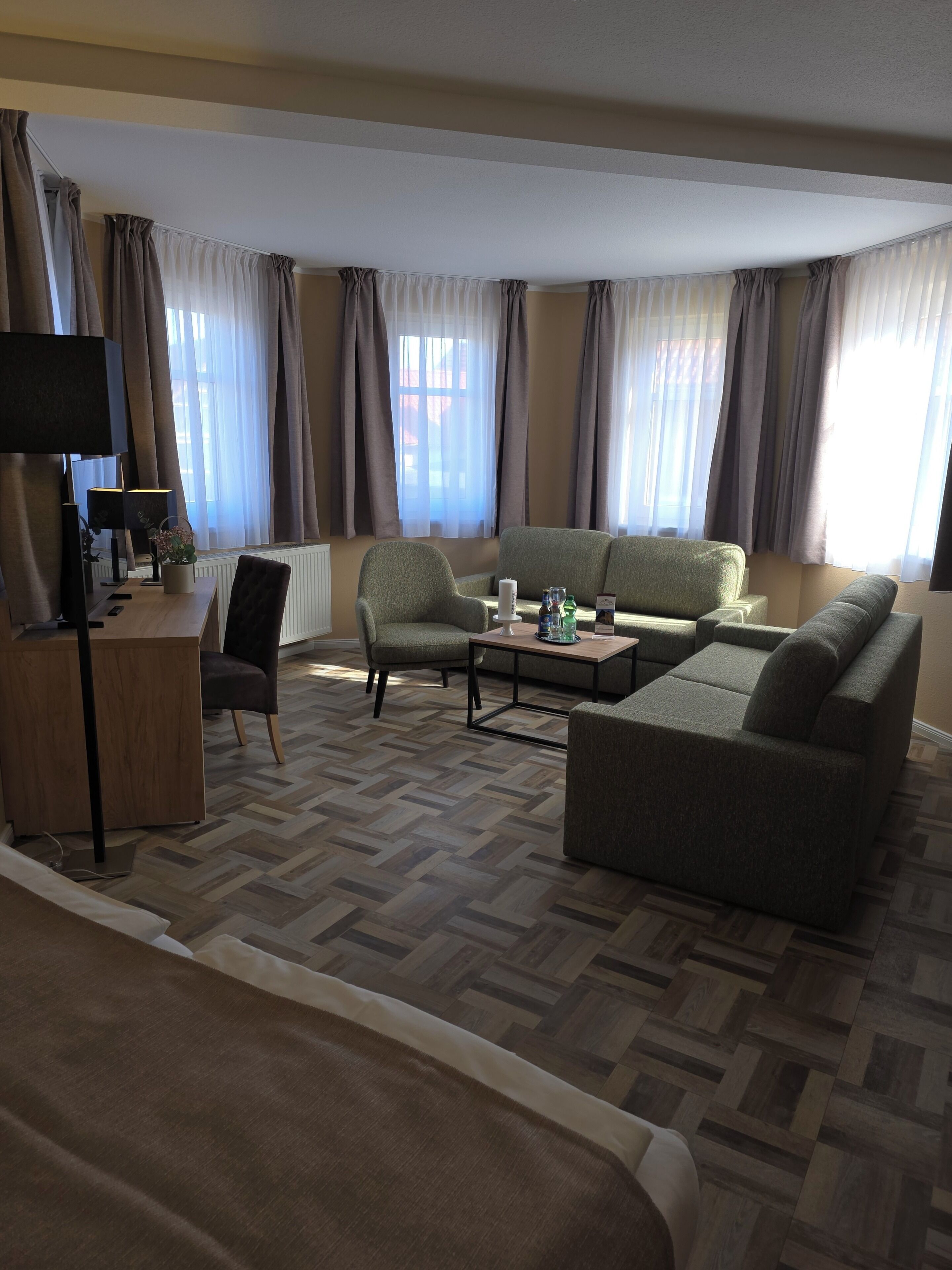Premium bedding, desk, free WiFi