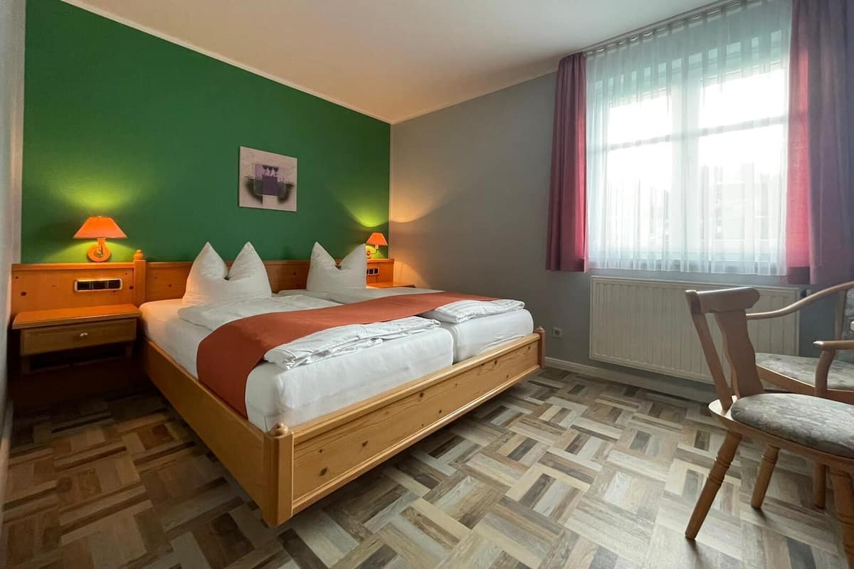 Premium bedding, desk, free WiFi