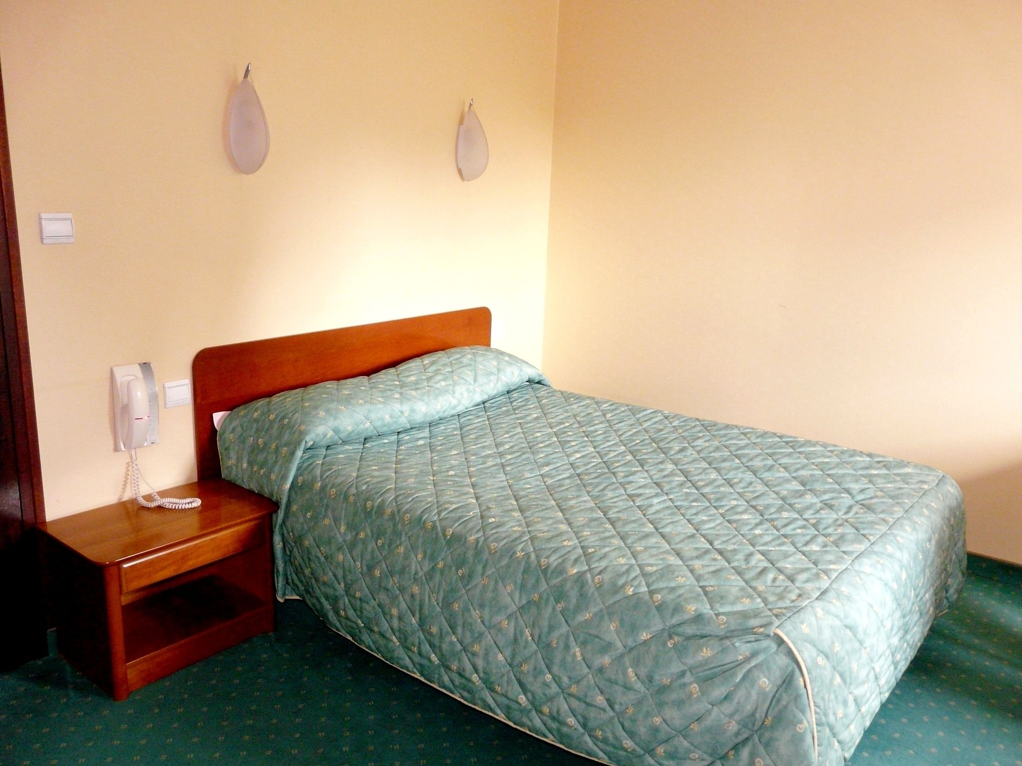 standard double room | desk, iron/ironing board, free wifi