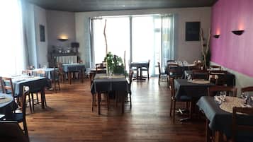 Se sirven comidas, cenas y cocina regional