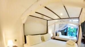 Deluxe driepersoonskamer | 1 slaapkamer, een minibar, een kluis op de kamer, een bureau