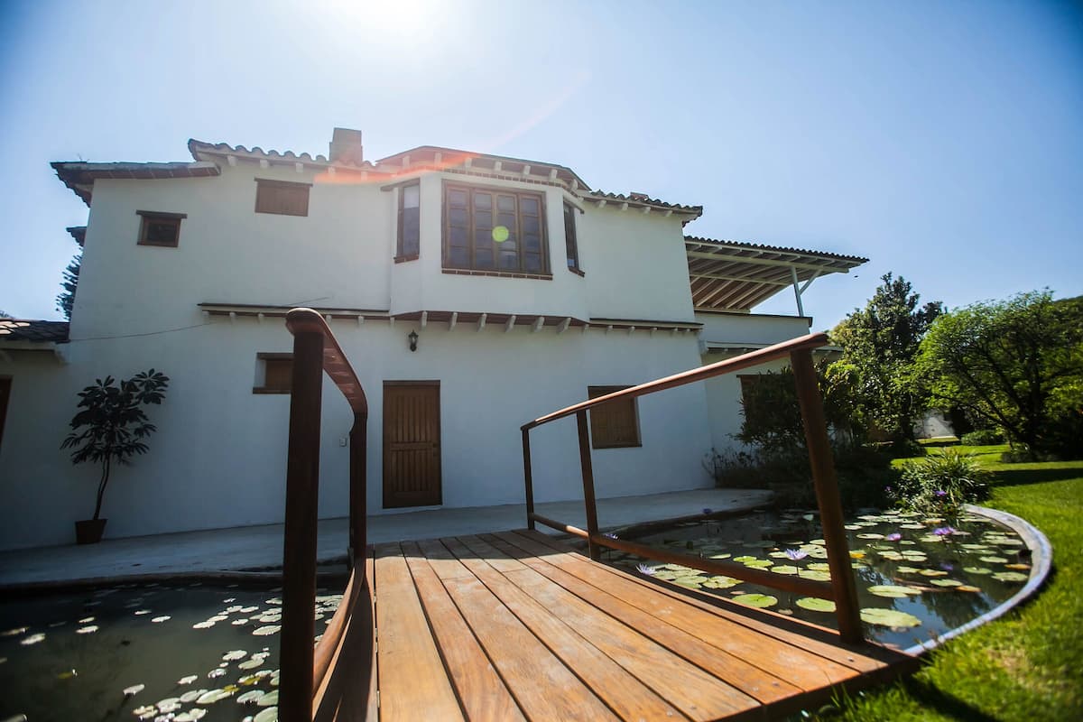 Villa Premium, varias camas, hidromasaje, vista a la colina | 1 habitación, ropa de cama de alta calidad y escritorio