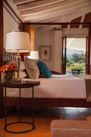 Villa Premium, 2 habitaciones, hidromasaje, vista a la colina | Ropa de cama de alta calidad, escritorio y cortinas blackout 