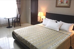 In-room safe, desk, blackout drapes, free WiFi - Corina Hotel (Monrovia)