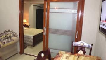 Habitación ejecutiva doble de uso individual | Caja fuerte, escritorio, cortinas opacas y wifi gratis