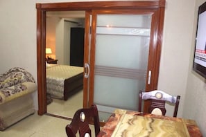 Quarto casal executivo de uso individual | Cofres nos quartos, escrivaninha, cortinas blackout, Wi-Fi de cortesia