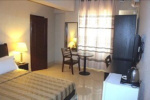 Free daily continental breakfast - Corina Hotel (Monrovia)