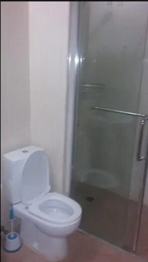 Shower, free toiletries, towels - Corina Hotel (Monrovia)