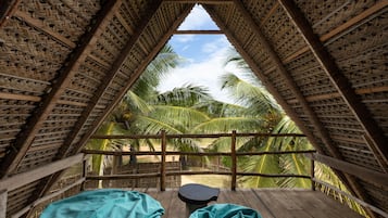 Nhà trên cây có thiết kế đặc sắc, 1 giường cỡ king | Ban công