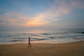 Rannalla, laitesukellusmahdollisuus, purjelautailumahdollisuus