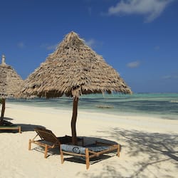 Bãi biển riêng, cát trắng, ghế dài tắm nắng, dù trên bãi biển