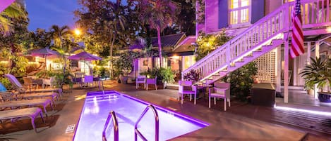 Kolam renang outdoor, dengan kursi berjemur