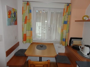 Standard-Apartment, 1 Schlafzimmer | Essbereich im Zimmer