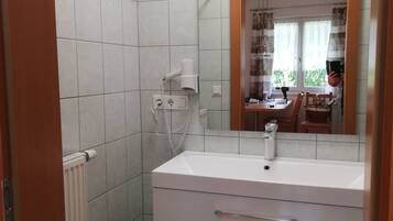 Bloc d'apartaments estàndard, 1 dormitori | Bany | Combinació de dutxa i banyera, assecador de cabells i tovalloles