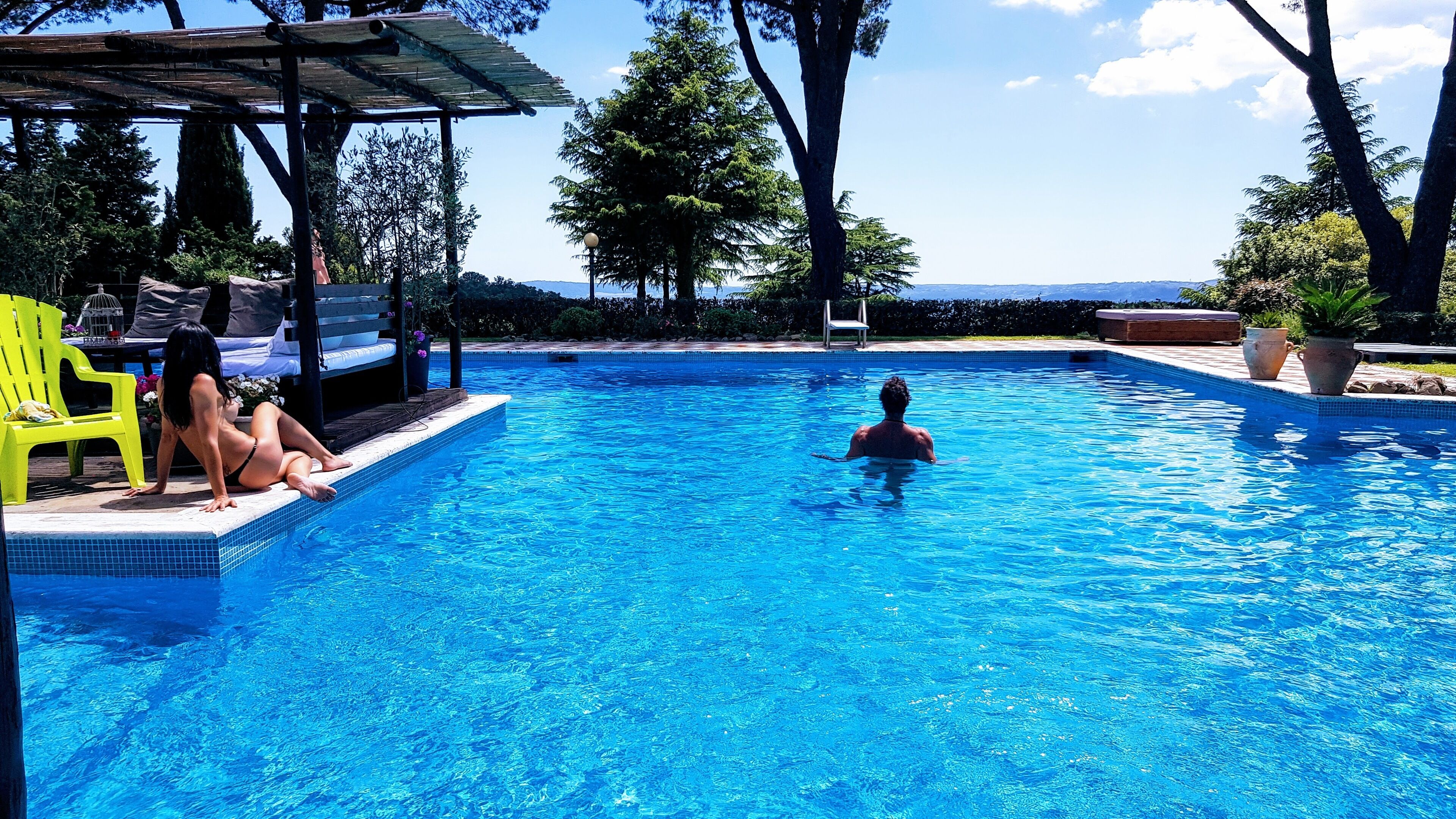 Außenpool (je nach Saison geöffnet), Sonnenschirme, Liegestühle