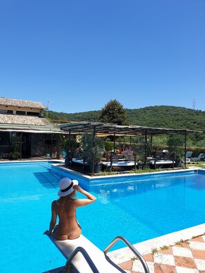Seasonal outdoor pool, open 11:00 AM to 7:00 PM, pool umbrellas - Almanuda Naturist Village (Sutri)